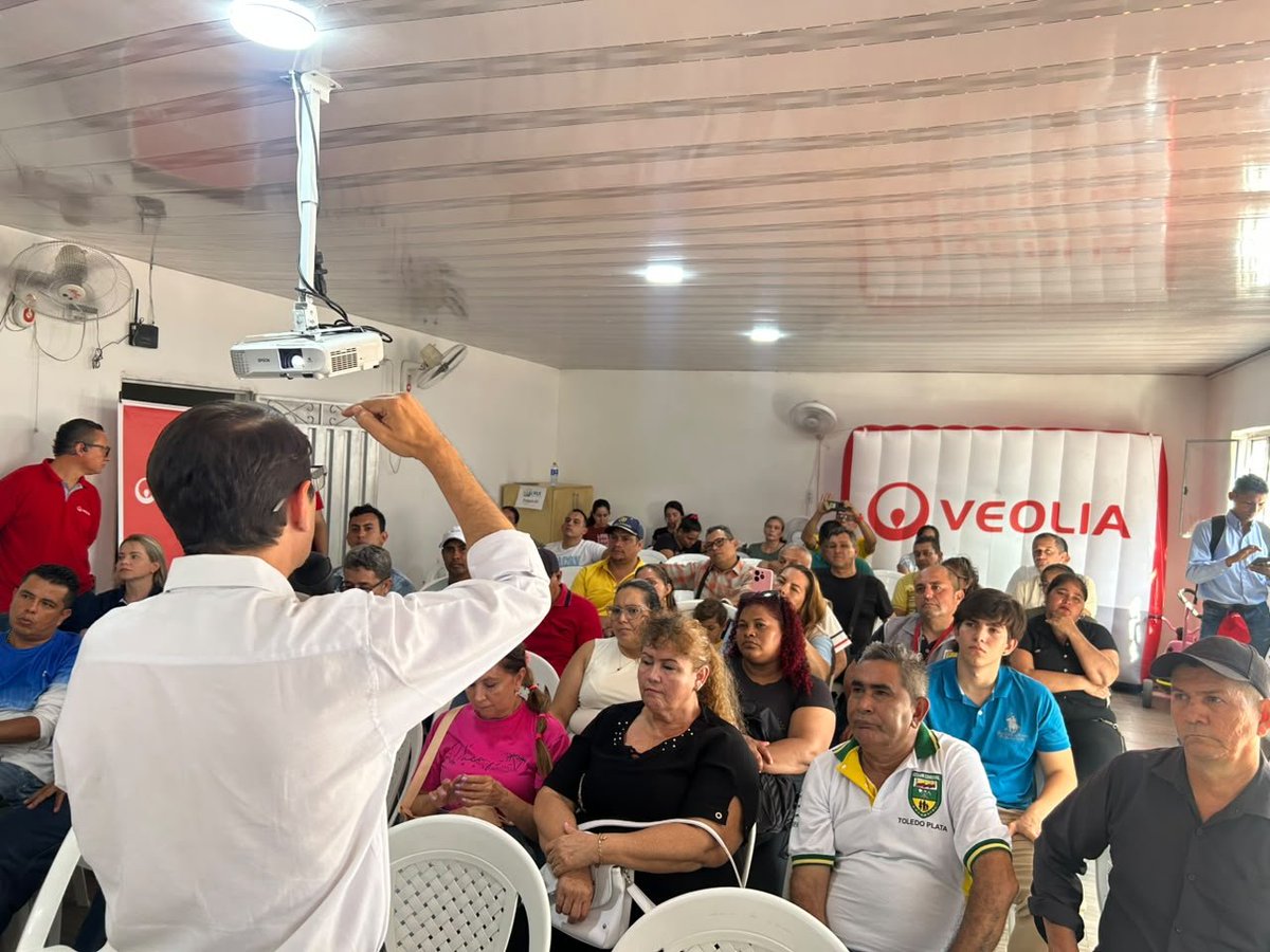 VeoliaAguasNS's tweet photo. Escuchar para transformar en la Comuna 6. 💧🤝

Nos encontramos con presidentes y líderes comunitarios en una nueva jornada de Diálogos que Transforman, un espacio para escuchar sus inquietudes, conocer sus propuestas, resolver dudas y construir soluciones que respondan a las necesidades reales de la comunidad.

En Veolia Aguas del Norte de Santander seguimos fortaleciendo estos espacios de diálogo cercano, porque escuchar a la comunidad también es una forma de transformar.

Aquí el diálogo también transforma.🤝

#DiálogosQueTransforman #VeoliaAguasDelNorteDeSantander