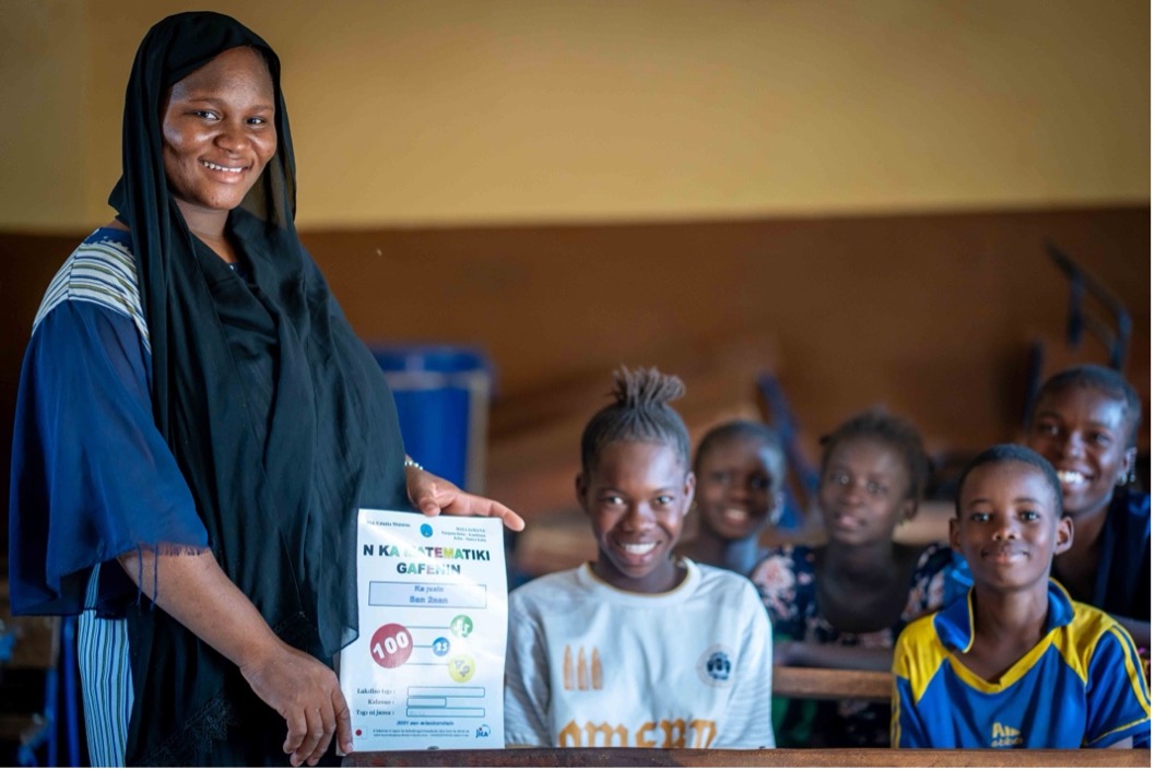 unicefmali's tweet photo. “I support students who need help to strengthen their learning,” says Fatoumata, a community learning facilitator in Tiénfala.

Thanks to the support of @jica_direct_en children like those she works with are improving their skills, particularly in mathematics, and making progress in school.

To date, 14,800 children have benefited from this support provided by 157 community learning facilitators, including 77 women.

#ForEveryChild, quality education!