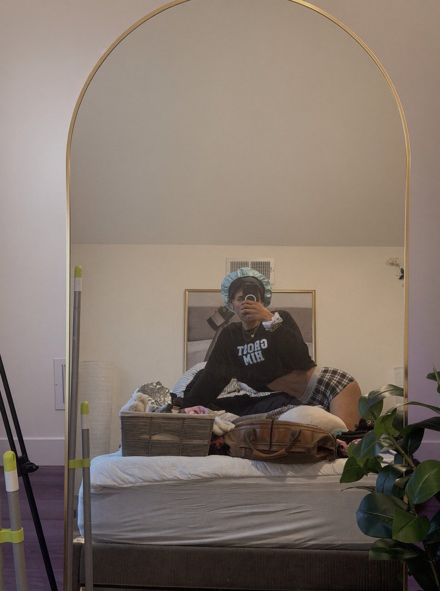 AmazonBambii's tweet photo. room's still a mess and I need help 😝✨ someone come fold these clothes for me 💤 #softgirl #transgirl https://t.co/kmZTv0ZNww
