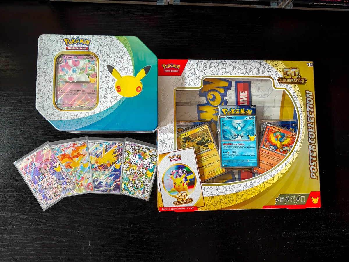 MacSauceOP's tweet photo. 🎁 Pokémon 30th Giveaway 🎁

Prize: 2x Sealed &amp; 4x Cards (1 Winner)

To Enter:
👤Follow @MacSauceOP
💜🔁Like &amp; RT this Post
👤Follow my Twitch https://t.co/c3acasigoD (optional)

Free Shipping US - International Winner may need to cover difference.

Draw: Friday, October 2nd https://t.co/Tpbaz57LAU