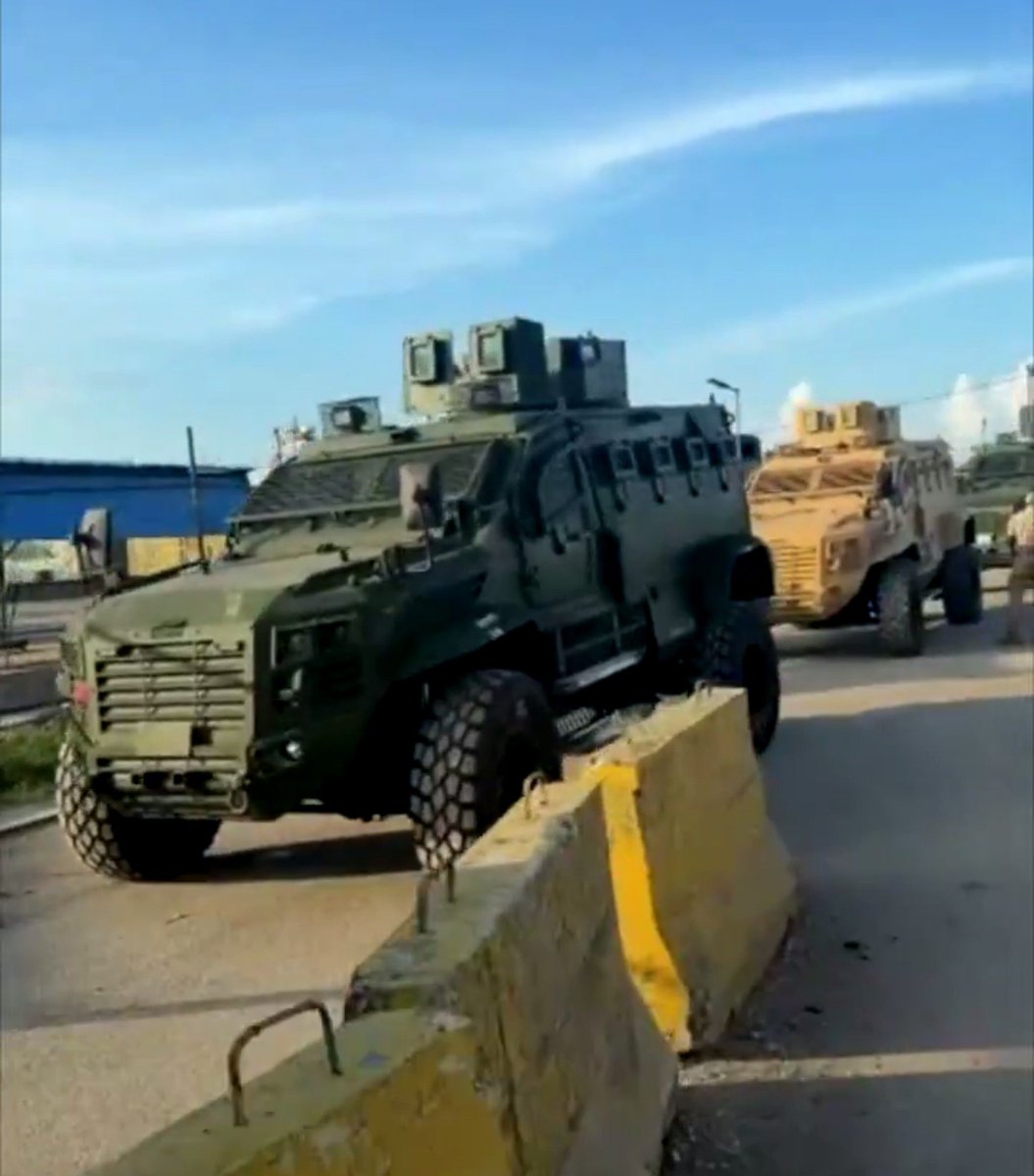 lemondeethaiti's tweet photo. 🇭🇹Haïti renforce les moyens de ses forces de sécurité. L’État a réceptionné dimanche 27 septembre un nouveau lot d’équipements, dont plusieurs véhicules blindés destinés à la PNH et aux FAD’H.
D’autres livraisons sont attendues dans les prochains mois.
#Haiti #PNH #FADH #Securite https://t.co/MyysuAGNiU
