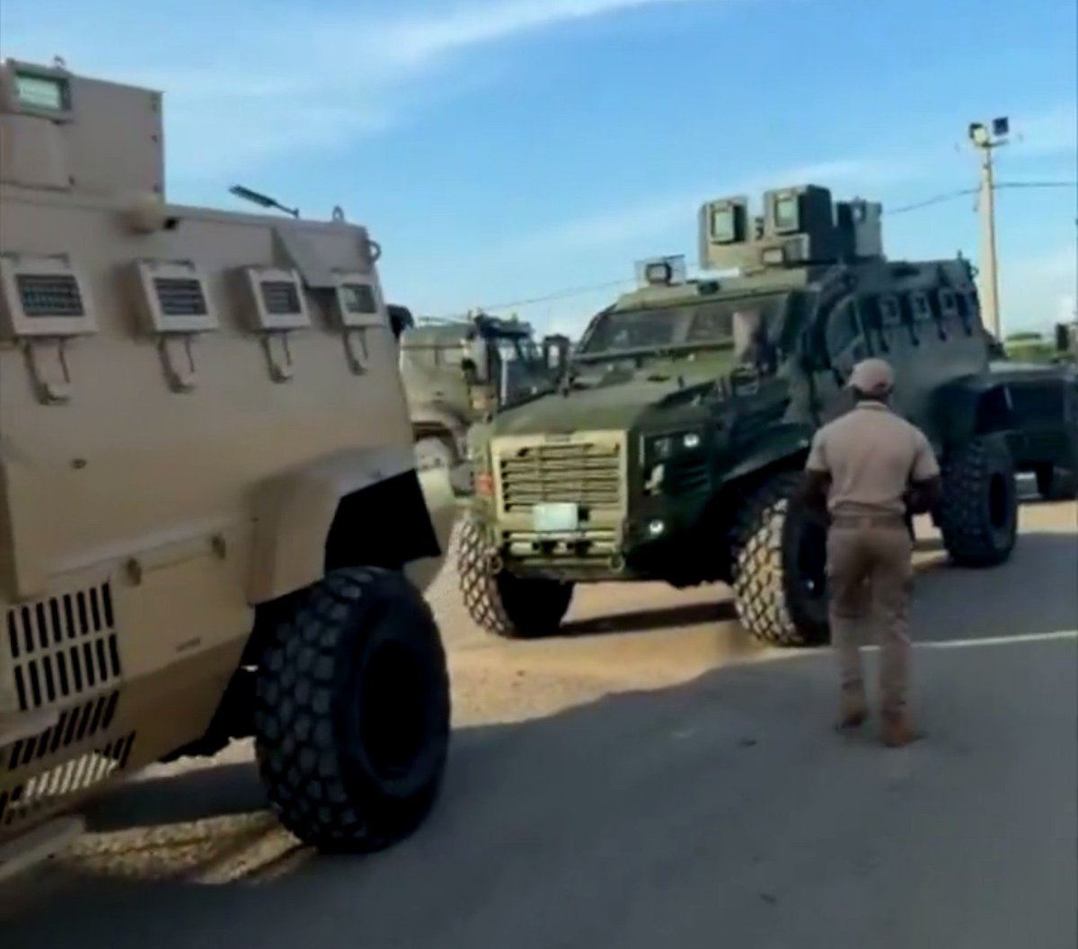 lemondeethaiti's tweet photo. 🇭🇹Haïti renforce les moyens de ses forces de sécurité. L’État a réceptionné dimanche 27 septembre un nouveau lot d’équipements, dont plusieurs véhicules blindés destinés à la PNH et aux FAD’H.
D’autres livraisons sont attendues dans les prochains mois.
#Haiti #PNH #FADH #Securite https://t.co/MyysuAGNiU
