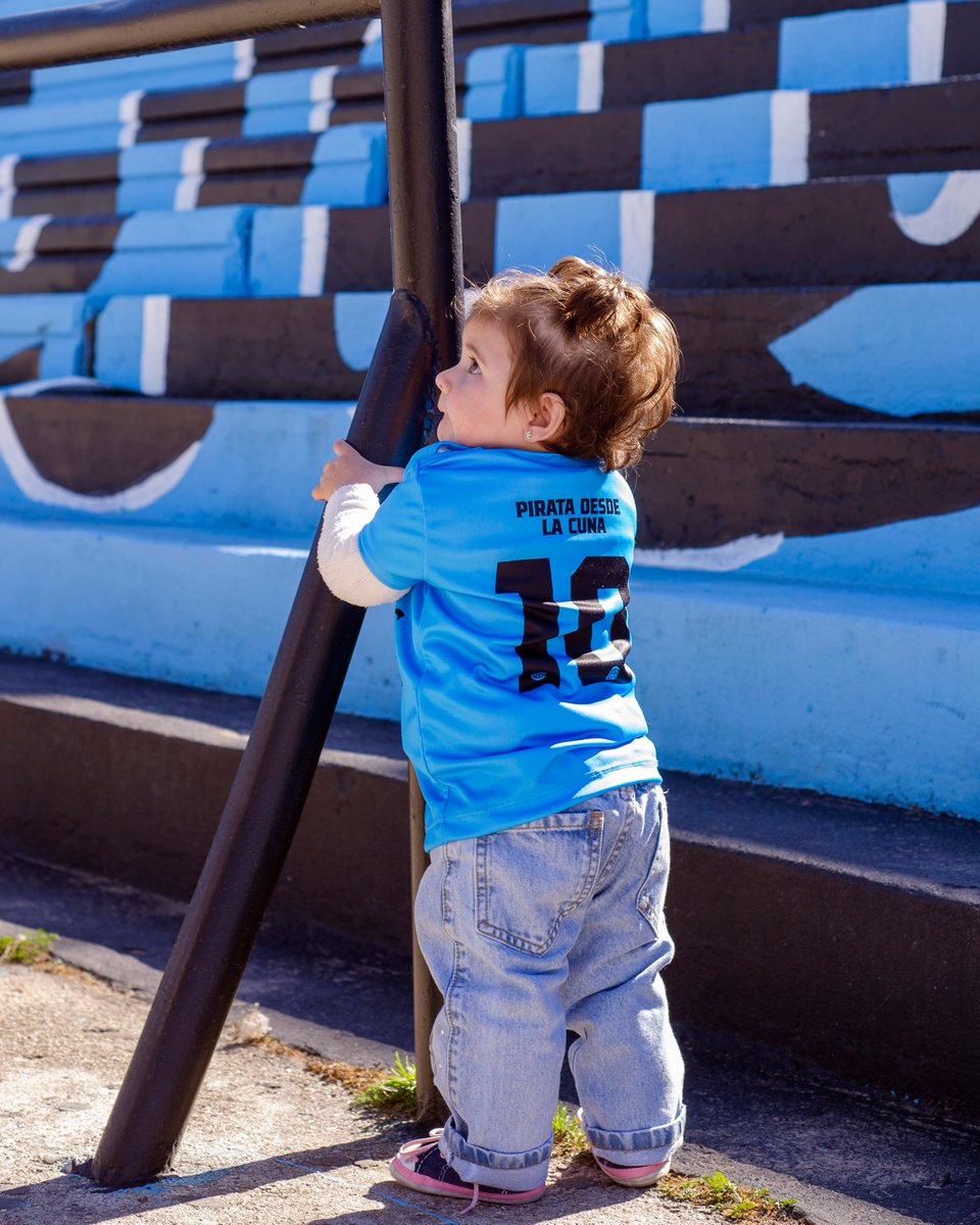 Belgrano's tweet photo. ¡Vos asociá a tu bebé, #Belgrano le regala su Primera Piel! 👶 🩵

🏴‍☠️ Si asociás a tu bebé y adherís la cuota al débito automático le regalamos su primera camisetita para alentar al Campeón.

El beneficio aplica para bebés de hasta 2 años inclusive y el trámite se realiza de manera presencial. Además, podés activar su abono sin cargo para el #Clausura. 

#MasSociosMasPertenencia