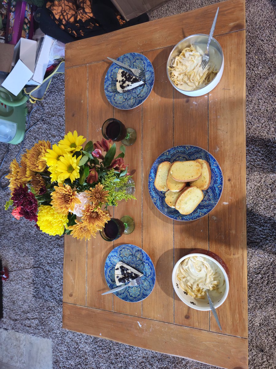 SnowFaey's tweet photo. @chewiescuz &amp; I celebrating our two year anniversary with a very nice home cooked meal (a store bought cheesecake) &amp; some flowers. Excited fur the all the years we still have yet to come <3 https://t.co/iIboIFxAdq