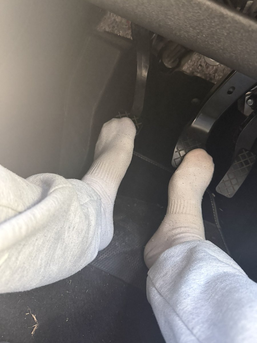 hungafjl's tweet photo. i need a foot massage😏

#feet #socks #feetfetısh #feetworshi̇p #nsfw https://t.co/ep1aMz3X7Y