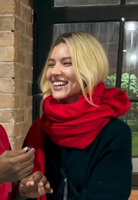medvegvillen's tweet photo. as covinhas e o olhinho sorrindo junto com ela, tão bonitinha mds 🥹🤧 https://t.co/tv0Xramcqq