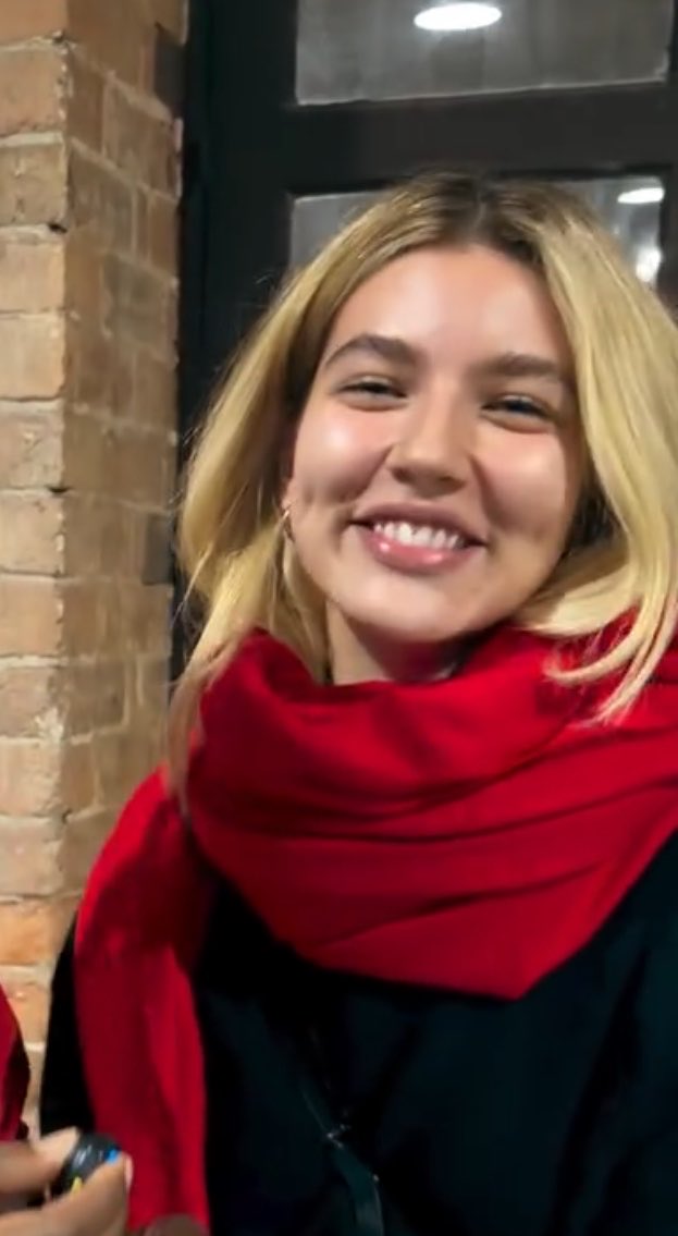 medvegvillen's tweet photo. as covinhas e o olhinho sorrindo junto com ela, tão bonitinha mds 🥹🤧 https://t.co/tv0Xramcqq