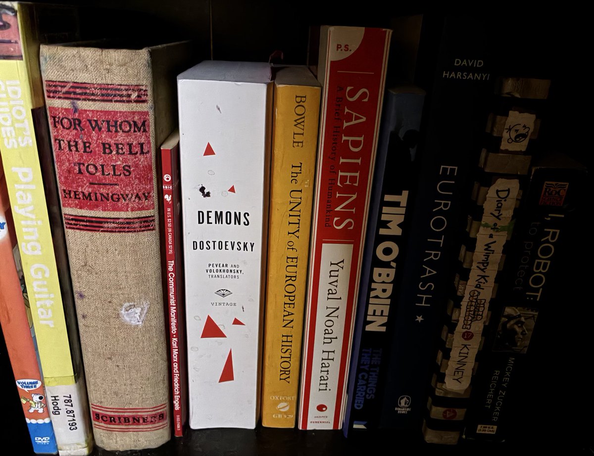 killyoursefrhys's tweet photo. I wish I had a bookshelf but i unfortunately have to do with what i have. This means while my other books are in storage or stranded around my room I have to pick ones to be on the 1 shelf space i have . Some undeserving honestly https://t.co/bKBNxrHBFR