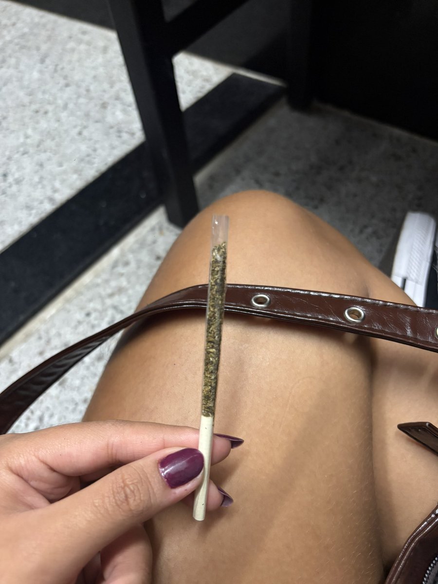 _Claralind4's tweet photo. e se eu falar q eu bolei esta obra de arte na seda de celulose e esqueci a porra do isqueiro https://t.co/3Fz6ZBzbMa