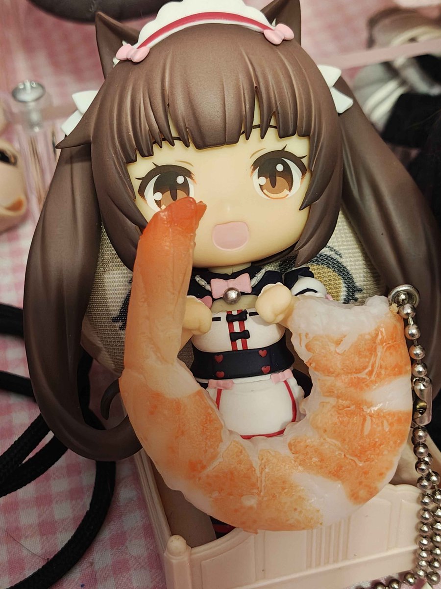 chocolakitten's tweet photo. Nya!! Chocola don't eat my shrimp keychain T^T Das not good for u.. #nekopara https://t.co/1gPyjwREaq