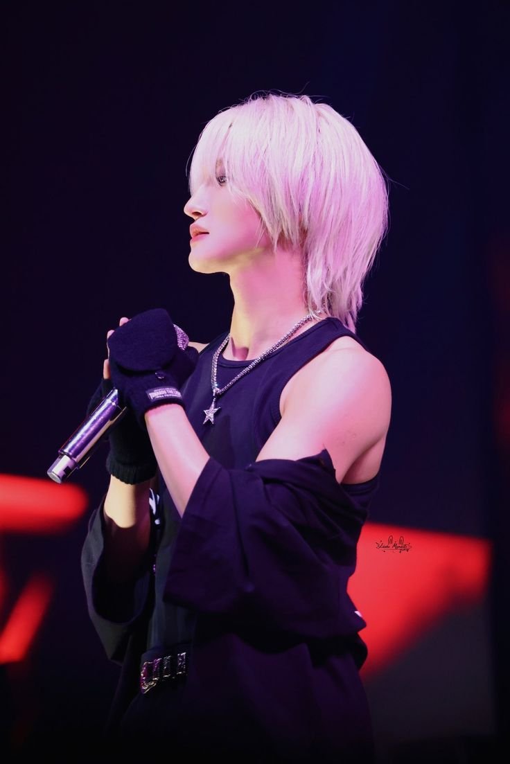 hoeyoungie's tweet photo. white haired Seonghwa, I yearn for you in ways words can't even explain https://t.co/SH7TZzeCVI