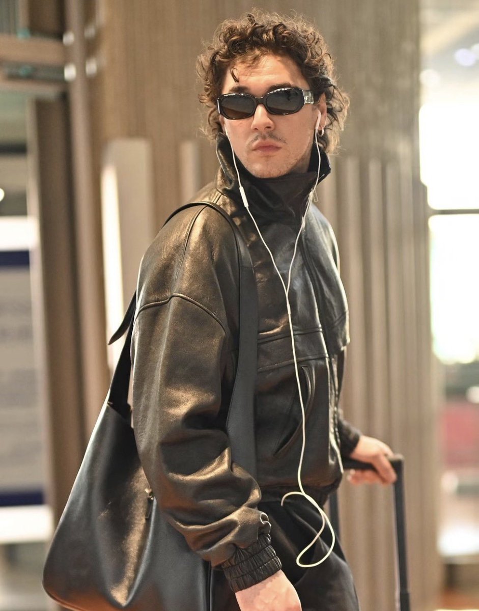 belcamelibra's tweet photo. Belmont Cameli chegando em Paris para a Paris Fashion Week. https://t.co/1HdHl4QcGW