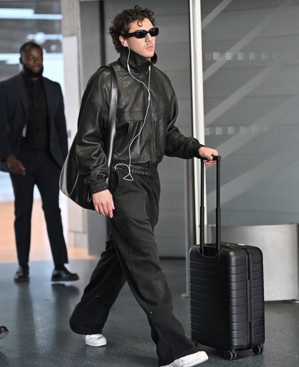 belcamelibra's tweet photo. Belmont Cameli chegando em Paris para a Paris Fashion Week. https://t.co/1HdHl4QcGW