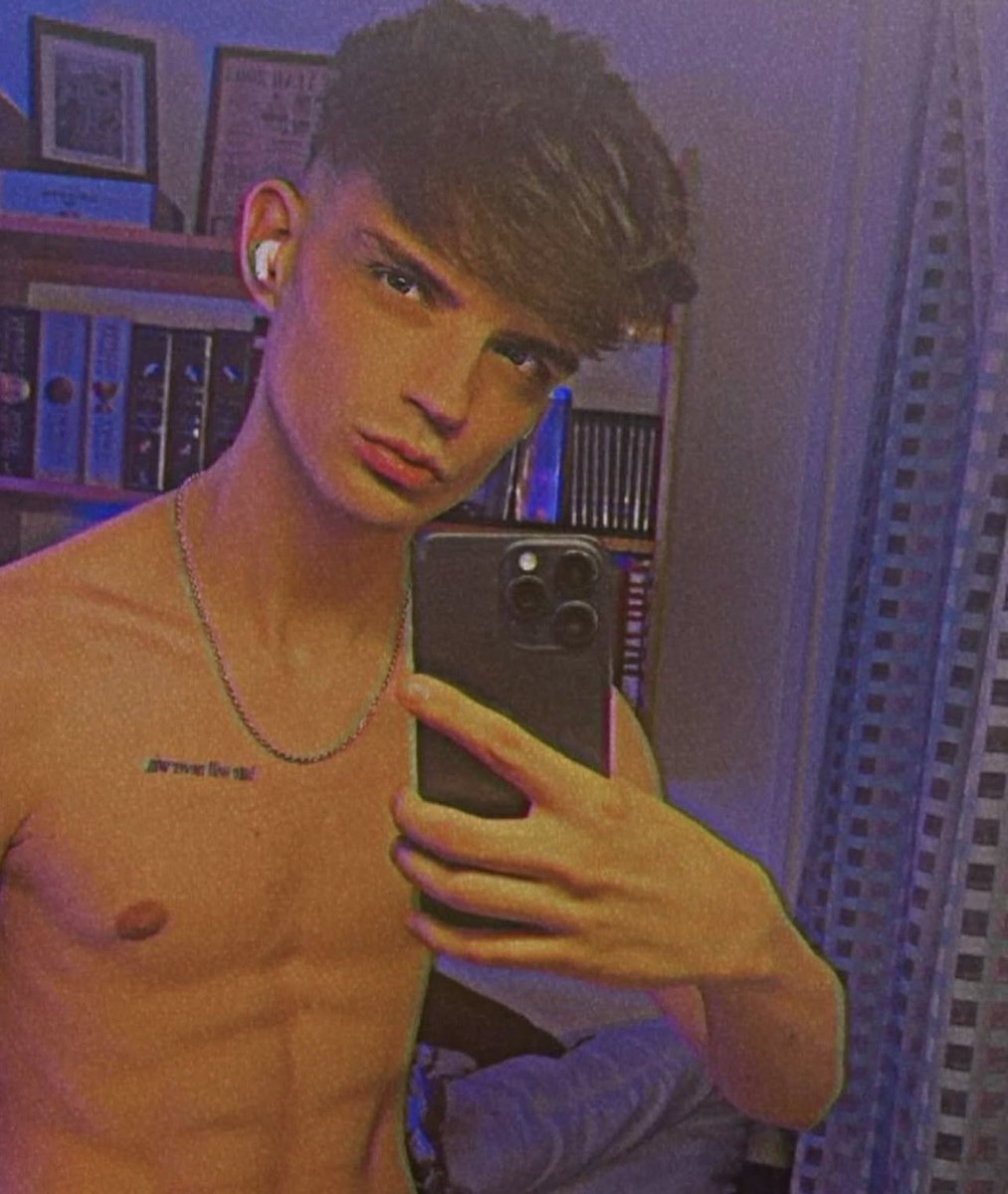 LucaTw1nk's tweet photo. This is the image I present to the world and my straight friends - masculine, confident, cocky.

But secretly, THIS is what I really am. This is where I belong.  Just a pathetic locked slave. The words say the truth.

RT this so the world can see how pathetic I’ve become. https://t.co/jzHM5axmPO