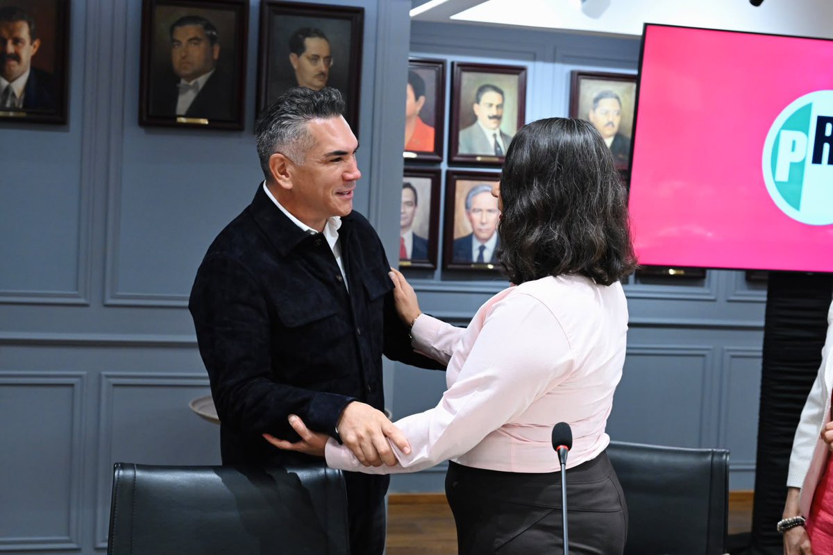 alitomorenoc's tweet photo. Me reuní con mujeres de la sociedad civil, mexicanas comprometidas, preparadas y con una enorme vocación por México, para platicar y analizar lo que está pasando en nuestro país. Escuchar sus preocupaciones, experiencias y propuestas es fundamental para entender de frente los retos que viven todos los días las familias mexicanas.

México necesita más participación, más diálogo y más voces dispuestas a involucrarse. Vamos a seguir abriendo espacios, escuchando y construyendo juntos soluciones para defender el presente y el futuro de nuestro país.
