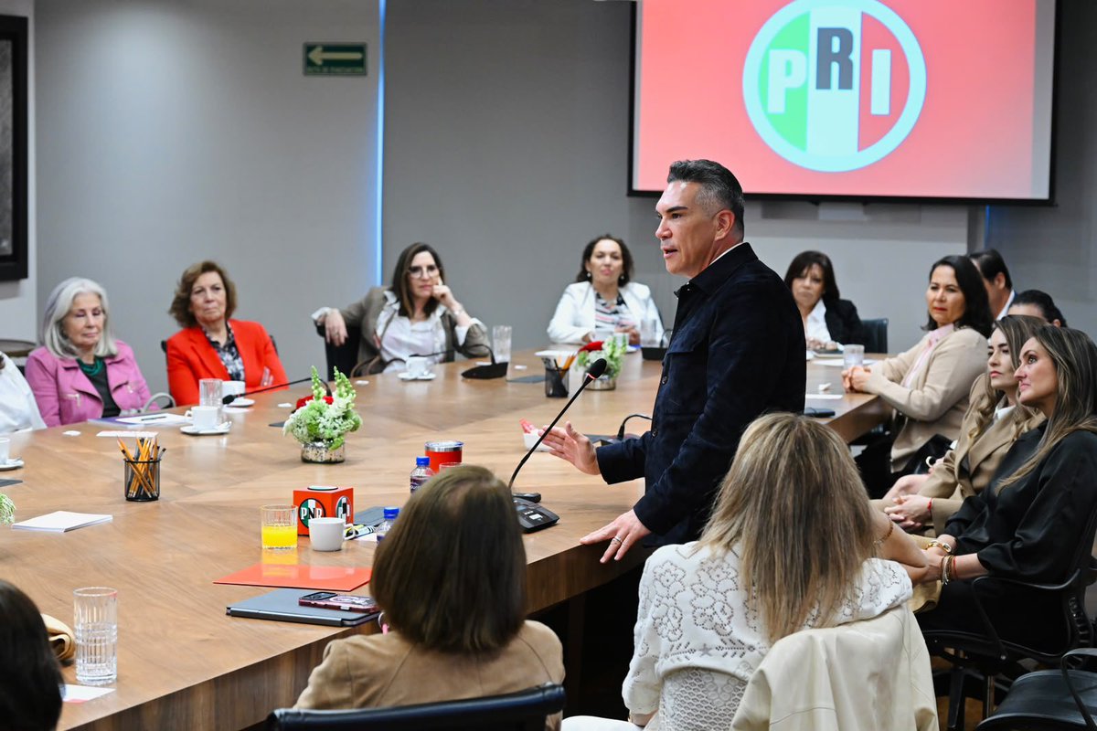 alitomorenoc's tweet photo. Me reuní con mujeres de la sociedad civil, mexicanas comprometidas, preparadas y con una enorme vocación por México, para platicar y analizar lo que está pasando en nuestro país. Escuchar sus preocupaciones, experiencias y propuestas es fundamental para entender de frente los retos que viven todos los días las familias mexicanas.

México necesita más participación, más diálogo y más voces dispuestas a involucrarse. Vamos a seguir abriendo espacios, escuchando y construyendo juntos soluciones para defender el presente y el futuro de nuestro país.