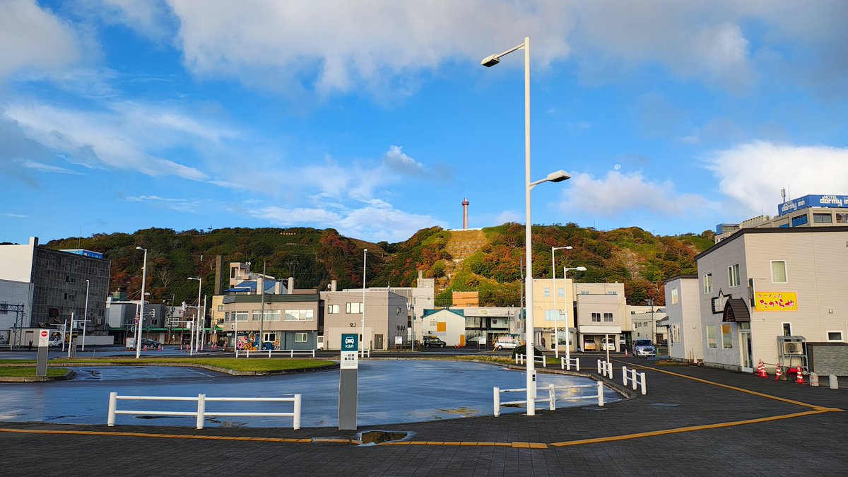 hatasoku's tweet photo. 稚内駅(*^ω^*)
駅前で18℃最高気温18℃です(；・∀・) https://t.co/DCjDEx2BNG
