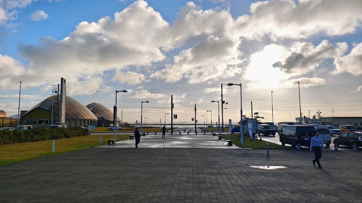 hatasoku's tweet photo. 稚内駅(*^ω^*)
駅前で18℃最高気温18℃です(；・∀・) https://t.co/DCjDEx2BNG