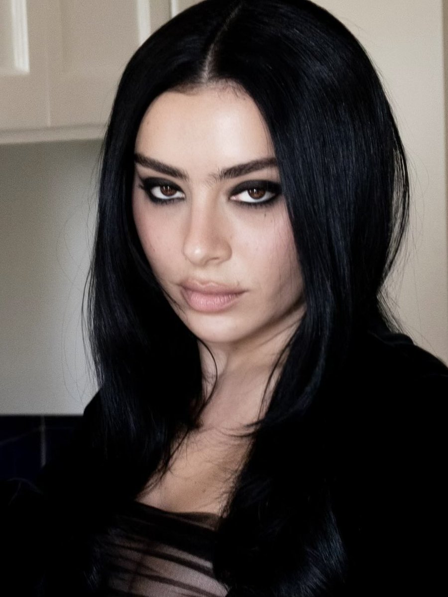 charli_xcx's tweet photo. vmas in saint laurent <3 https://t.co/k3C3nbsETU
