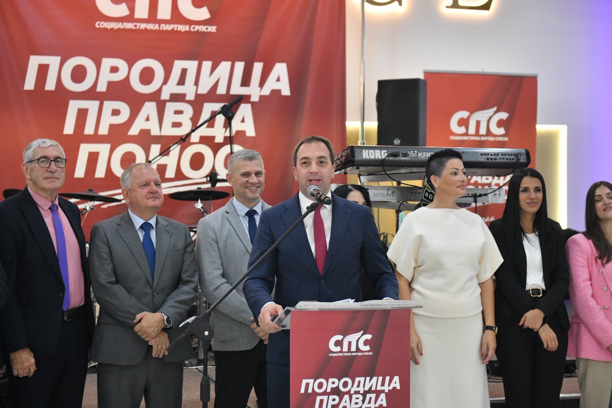 SelakG's tweet photo. Хвала од срца нашем домаћину Сретку Ђурковићу, Драгутину Шкребићу, Јелени Родић, свим кандидатима, активистима и свима који су вечерас били са нама на великој трибини СПС у Добоју.

Највећа снага СПС-а су људи, њихова подршка, повјерење и вјера да заједно можемо да урадимо још више.

4.октобра показујемо снагу СПС-а!  💪🏻