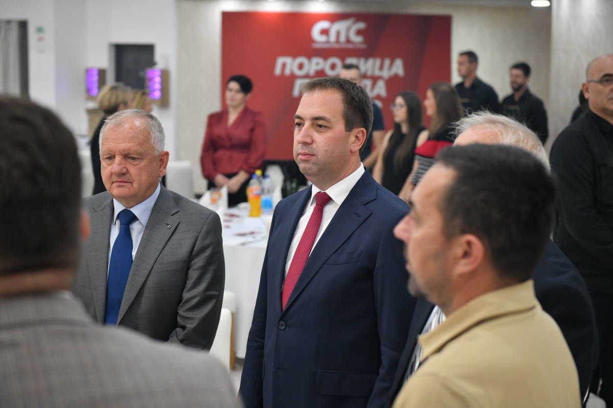 SelakG's tweet photo. Хвала од срца нашем домаћину Сретку Ђурковићу, Драгутину Шкребићу, Јелени Родић, свим кандидатима, активистима и свима који су вечерас били са нама на великој трибини СПС у Добоју.

Највећа снага СПС-а су људи, њихова подршка, повјерење и вјера да заједно можемо да урадимо још више.

4.октобра показујемо снагу СПС-а!  💪🏻