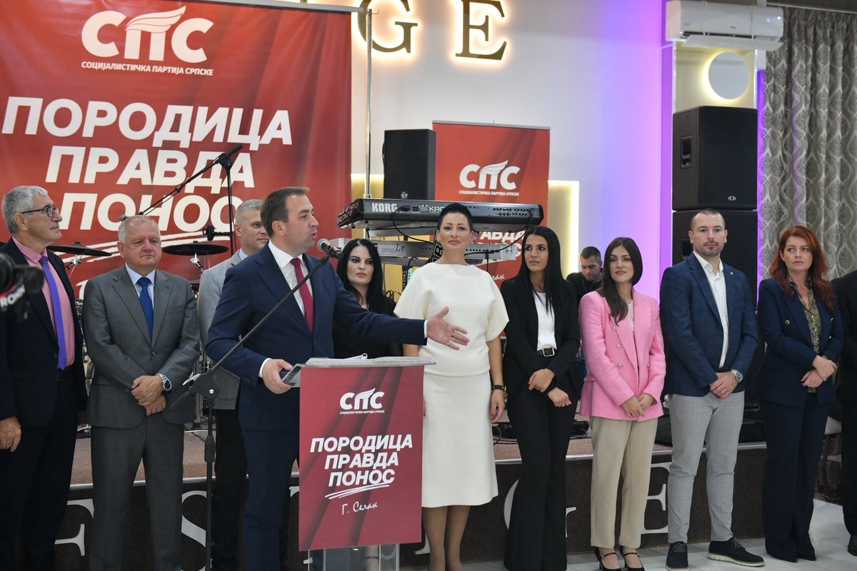 SelakG's tweet photo. Хвала од срца нашем домаћину Сретку Ђурковићу, Драгутину Шкребићу, Јелени Родић, свим кандидатима, активистима и свима који су вечерас били са нама на великој трибини СПС у Добоју.

Највећа снага СПС-а су људи, њихова подршка, повјерење и вјера да заједно можемо да урадимо још више.

4.октобра показујемо снагу СПС-а!  💪🏻