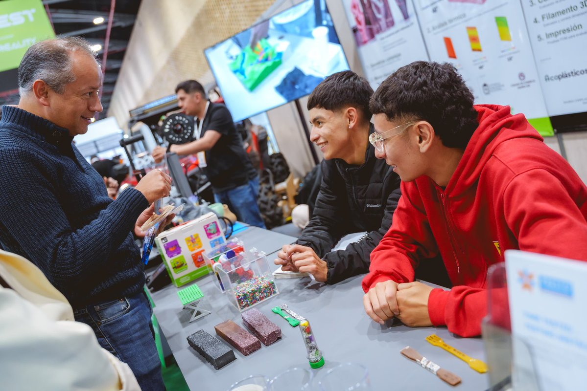 SENAComunica's tweet photo. El SENA está presente en Corferias, Bogotá, acompañando la XXXV Feria Internacional Industrial de Bogotá y ColombiaPlast 2026.

La Entidad participa en una agenda que conecta al talento con la industria, a través de formación, innovación, inteligencia artificial, manufactura aditiva e impresión 3D.