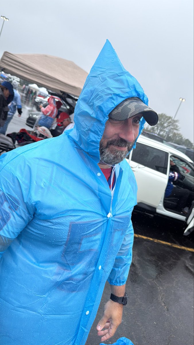 therealjaycolon's tweet photo. Sunday Funday 🏈🌧️ @Giants https://t.co/pgfTuL2O14