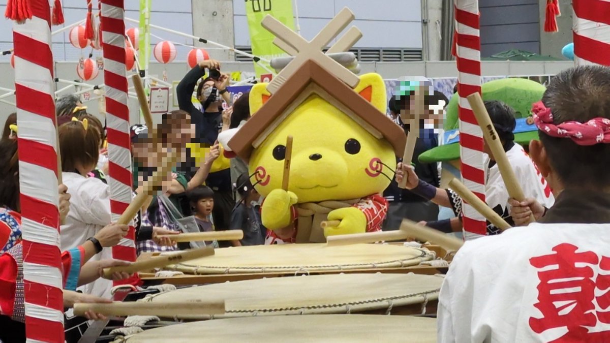 SNchan's tweet photo. 2026/09/22 
#しまねっこまつり2026
鼕行列で太鼓を叩くしまねっこちゃん

#しまねっこまつり
#しまねっこ https://t.co/IcHu0MKgul