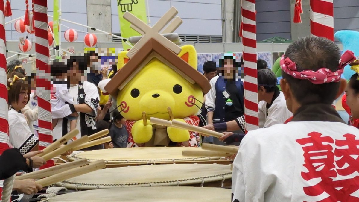 SNchan's tweet photo. 2026/09/22 
#しまねっこまつり2026
鼕行列で太鼓を叩くしまねっこちゃん

#しまねっこまつり
#しまねっこ https://t.co/IcHu0MKgul