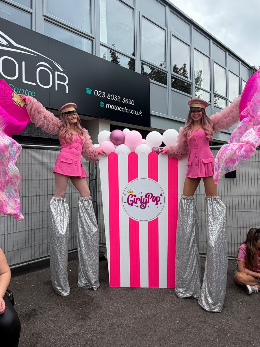 Discover_Ent's tweet photo. More from a fantastic weekend #girlypop #stilts #stiltwalking #SundayVibes https://t.co/Aw1NwtxBYN