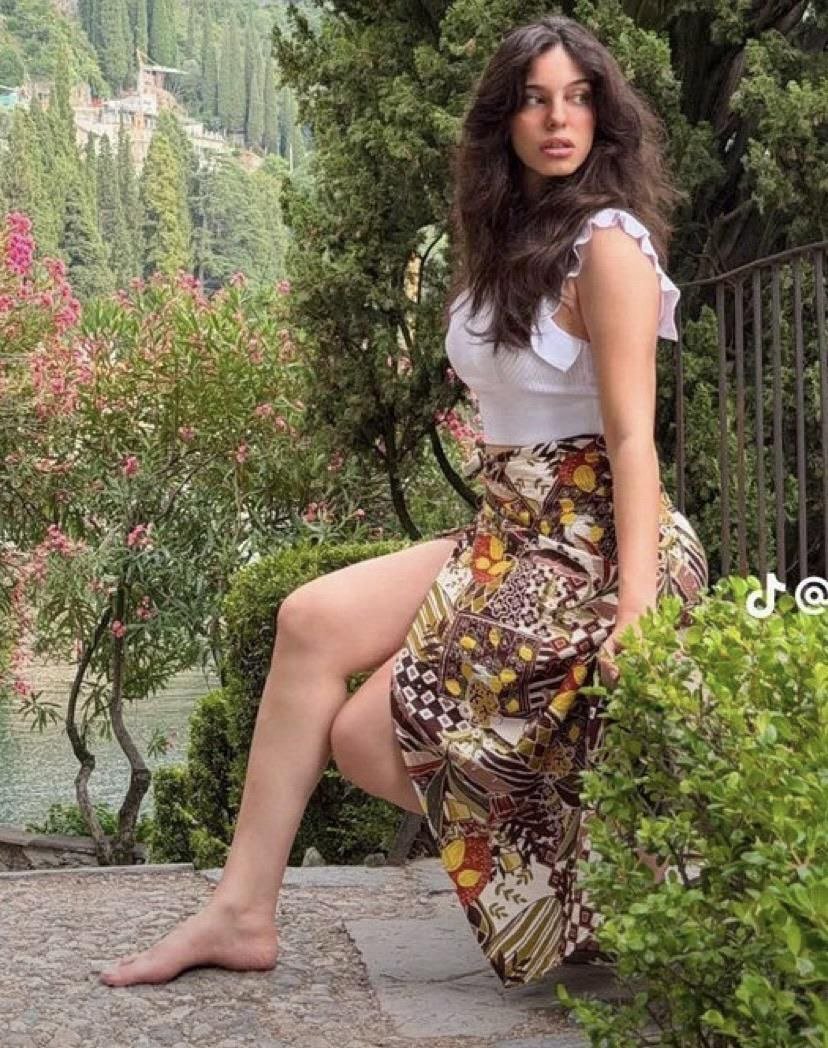 noursherif100's tweet photo. عمري ما فهمت بتوع الفوت فيتيش لية سايبين جسم الست كله ومركزين في الرجلين لغاية لما شوفت صولا
 احلى حاجة فيها رجليها 😋 https://t.co/9A7WjfAO1j