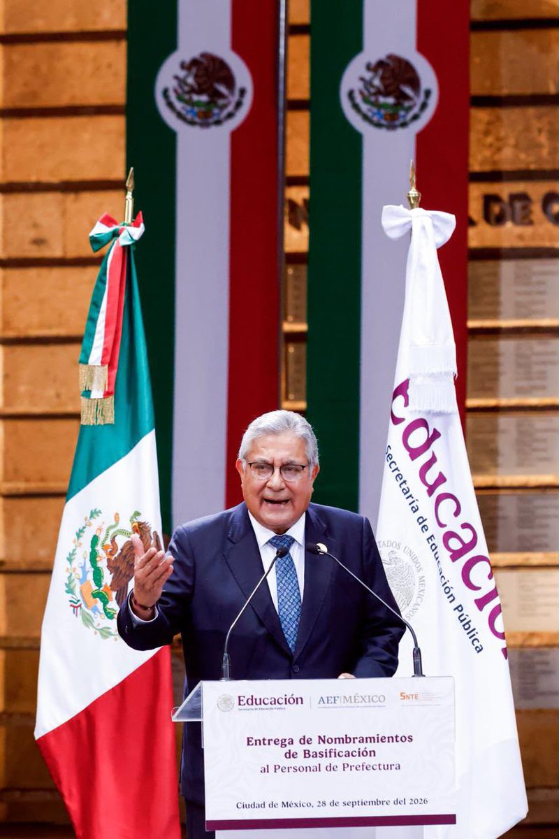SNTE16Leonel's tweet photo. El magisterio decidirá las nuevas reglas de su carrera profesional, afirmó el Srio. Gral. del #SNTE, @AlfonsoCepedaMx, durante la entrega de nombramientos definitivos a personal de prefectura, encabezada por el titular de la @SEP_mx, @mario_delgado. 🏫 #SNTEUnido 🤝🏼 https://t.co/ZyCM8SXkjD