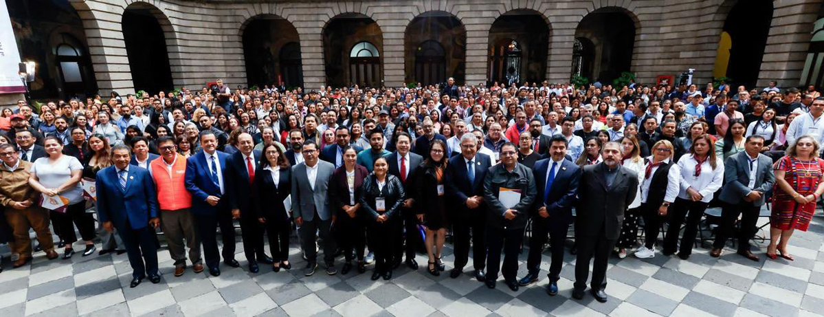 SNTE16Leonel's tweet photo. El magisterio decidirá las nuevas reglas de su carrera profesional, afirmó el Srio. Gral. del #SNTE, @AlfonsoCepedaMx, durante la entrega de nombramientos definitivos a personal de prefectura, encabezada por el titular de la @SEP_mx, @mario_delgado. 🏫 #SNTEUnido 🤝🏼 https://t.co/ZyCM8SXkjD