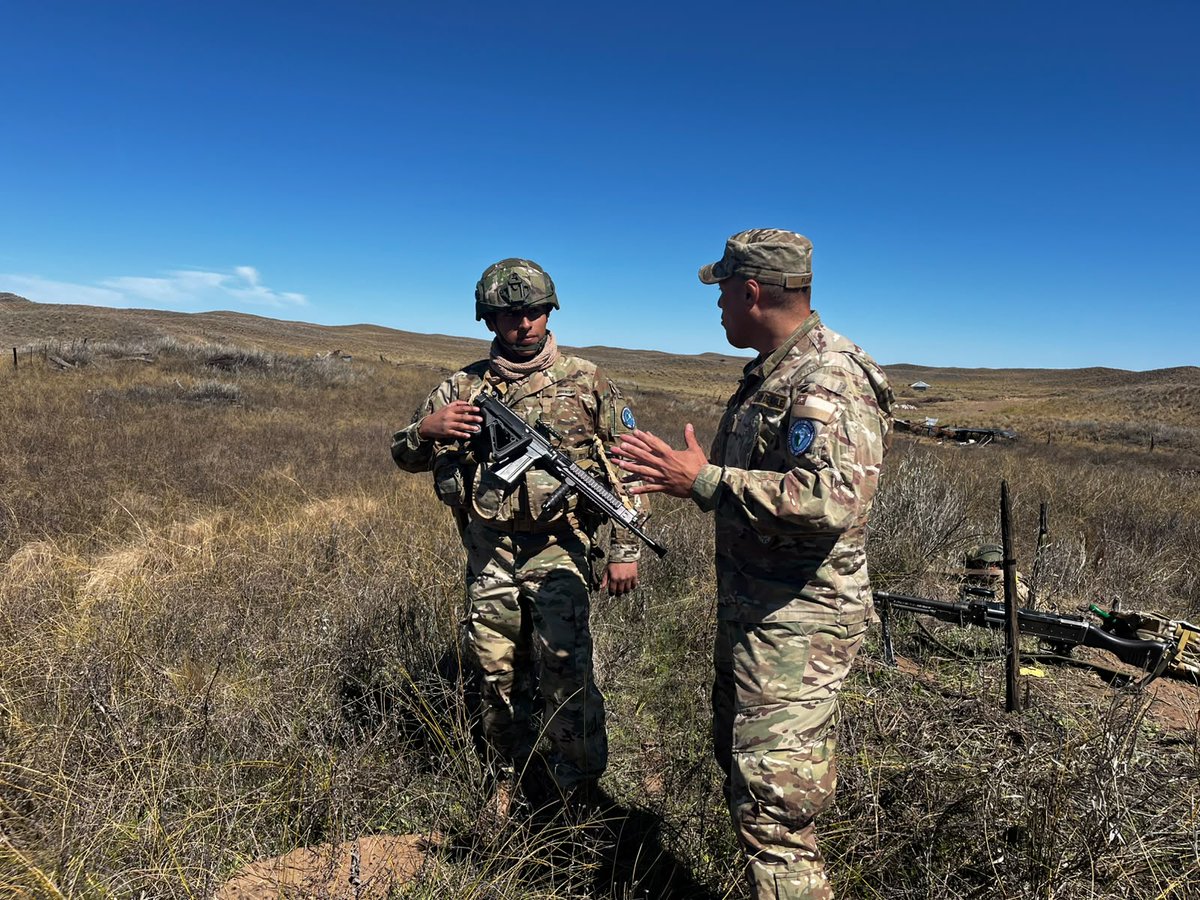 Ejercito_Chile's tweet photo. 🇨🇱🤝🇦🇷 Integrantes del Regimiento de Infantería N.º 1 “Buin” participaron en el Intercambio Profesional “Cruz del Sur”, junto a unidades del Ejército Argentino, instancia que permitió conocer parte de su trabajo, capacidades y material empleado en el cumplimiento de sus funciones.

Esta actividad permitió compartir experiencias y conocimientos profesionales, fortaleciendo los vínculos de camaradería, cooperación y confianza mutua entre ambos ejércitos.