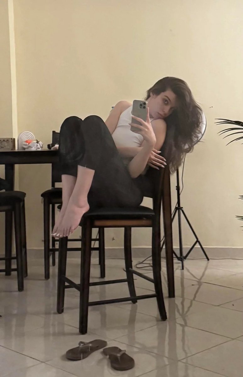 noursherif100's tweet photo. عمري ما فهمت بتوع الفوت فيتيش لية سايبين جسم الست كله ومركزين في الرجلين لغاية لما شوفت صولا
 احلى حاجة فيها رجليها 😋 https://t.co/9A7WjfAO1j
