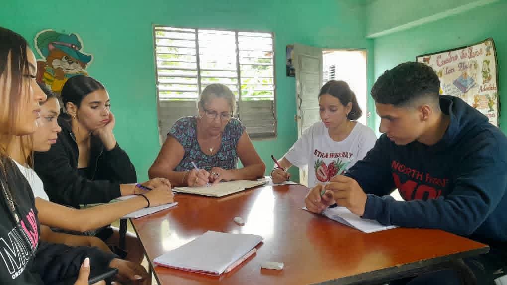 CubaMES's tweet photo. 📚 Los estudiantes de la Licenciatura en Educación, especialidad Pedagogía-Psicología, desarrollan su componente laboral en el centro educativo Manolo Solano, donde reciben una cálida acogida por parte de la psicopedagoga, directivos y maestros.

ℹ️📸 @UnissJMarti https://t.co/3GyZxL0P9n