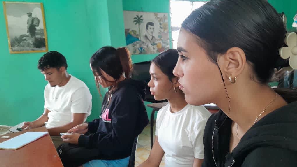 CubaMES's tweet photo. 📚 Los estudiantes de la Licenciatura en Educación, especialidad Pedagogía-Psicología, desarrollan su componente laboral en el centro educativo Manolo Solano, donde reciben una cálida acogida por parte de la psicopedagoga, directivos y maestros.

ℹ️📸 @UnissJMarti https://t.co/3GyZxL0P9n
