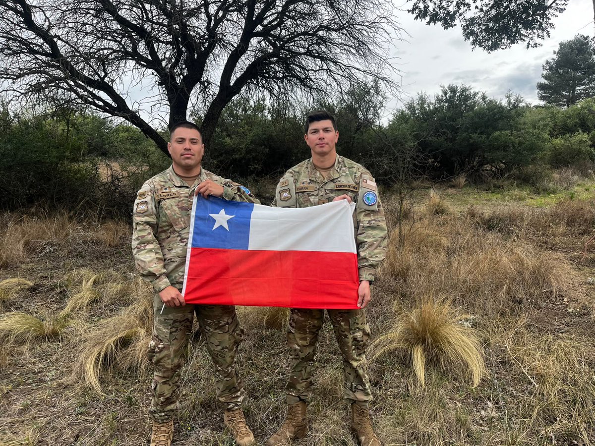 Ejercito_Chile's tweet photo. 🇨🇱🤝🇦🇷 Integrantes del Regimiento de Infantería N.º 1 “Buin” participaron en el Intercambio Profesional “Cruz del Sur”, junto a unidades del Ejército Argentino, instancia que permitió conocer parte de su trabajo, capacidades y material empleado en el cumplimiento de sus funciones.

Esta actividad permitió compartir experiencias y conocimientos profesionales, fortaleciendo los vínculos de camaradería, cooperación y confianza mutua entre ambos ejércitos.