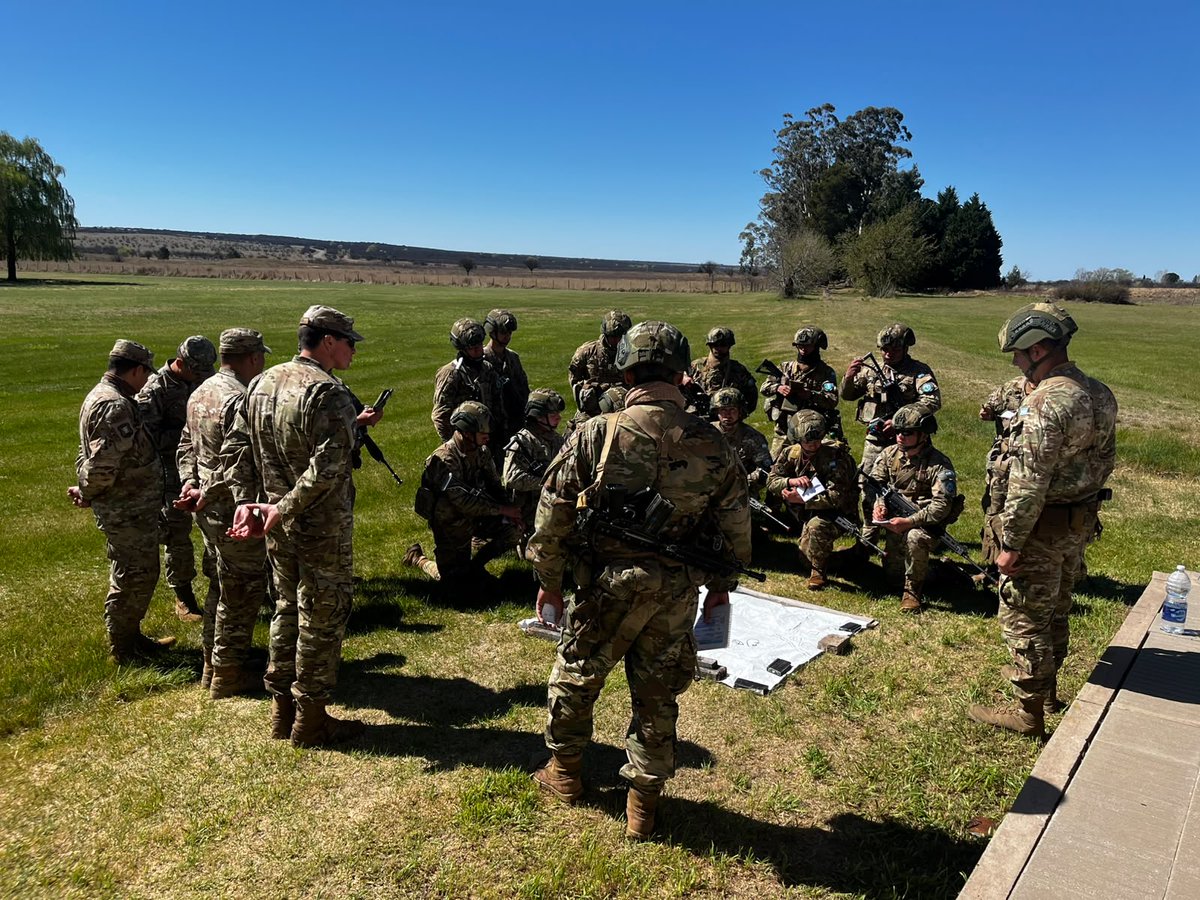 Ejercito_Chile's tweet photo. 🇨🇱🤝🇦🇷 Integrantes del Regimiento de Infantería N.º 1 “Buin” participaron en el Intercambio Profesional “Cruz del Sur”, junto a unidades del Ejército Argentino, instancia que permitió conocer parte de su trabajo, capacidades y material empleado en el cumplimiento de sus funciones.

Esta actividad permitió compartir experiencias y conocimientos profesionales, fortaleciendo los vínculos de camaradería, cooperación y confianza mutua entre ambos ejércitos.