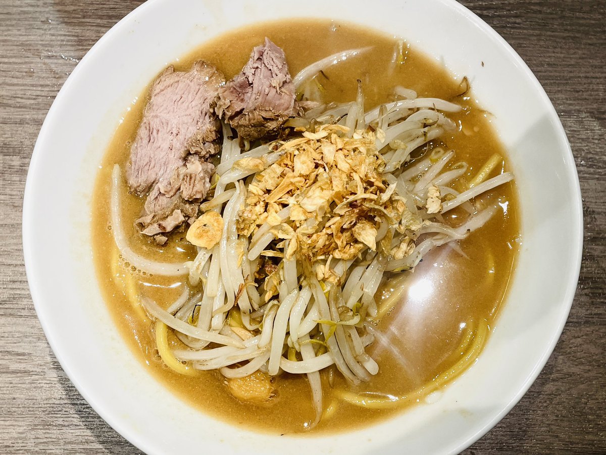 oishiidesyo's tweet photo. 花木流味噌 高円寺店
鉄鍋焼味噌
無限ライス

炒めもやしとフライドオニオンの香ばしさ。
旨みと甘みを感じるスープ。
モチストレートの卵麺。
ゴロっとしたホロチャーシューでライスも進む。
卓上の山椒で爽やかな刺激を追加。

深夜に美味しいラーメンが食べられる幸せ。 https://t.co/wDcoMS8bxN