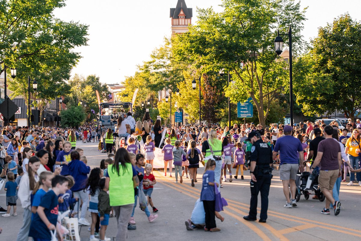 oconschools's tweet photo. From City Lights to Ocon Nights, #Oconomowoc showed up with incredible #OconPride for the #Homecoming Parade! The turnout & community pride was electric! Every school & organization put so much time & effort into making floats that were full of Ocon spirit! #OconPride #OconDriven https://t.co/bVy2DVXBxi