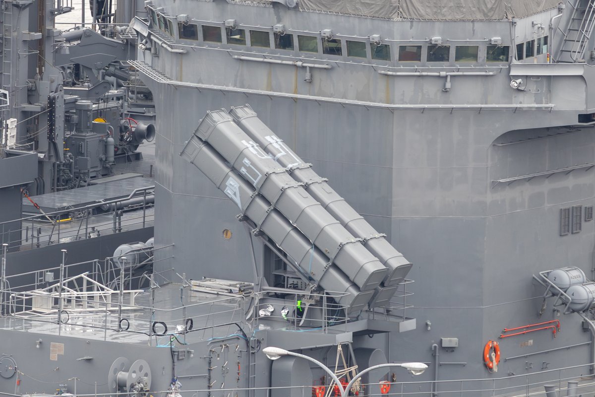 ibatara66's tweet photo. あすかの対艦ミサイル高画質で。あまり詳しくないけど１７式のキャニスターですかね？。白いのはセンサー類かな？ https://t.co/z6FaJvvcHP