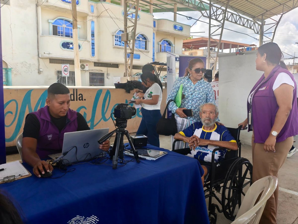RCivil_Zona7's tweet photo. 📍Las #BrigadasMóviles de cedulación llegaron a la ciudadela Miraflores, cantón Pasaje, provincia de #ElOro, para acercar los servicios del Registro Civil directamente a la ciudadanía. 🗺️✨

Aseguramos tu derecho a la identidad. 💪

#LaCédulaEnTuBarrio https://t.co/gun7A3ld6i