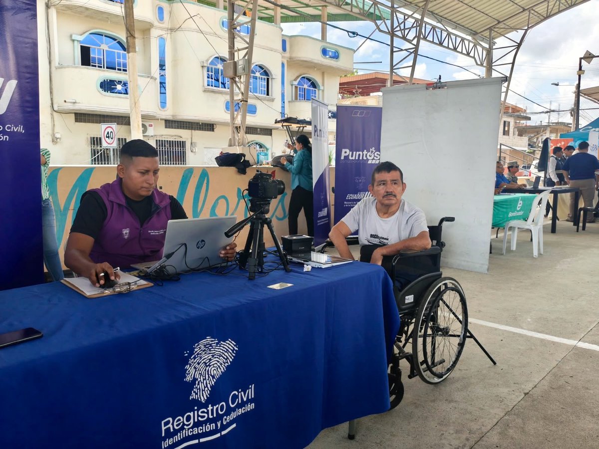RCivil_Zona7's tweet photo. 📍Las #BrigadasMóviles de cedulación llegaron a la ciudadela Miraflores, cantón Pasaje, provincia de #ElOro, para acercar los servicios del Registro Civil directamente a la ciudadanía. 🗺️✨

Aseguramos tu derecho a la identidad. 💪

#LaCédulaEnTuBarrio https://t.co/gun7A3ld6i