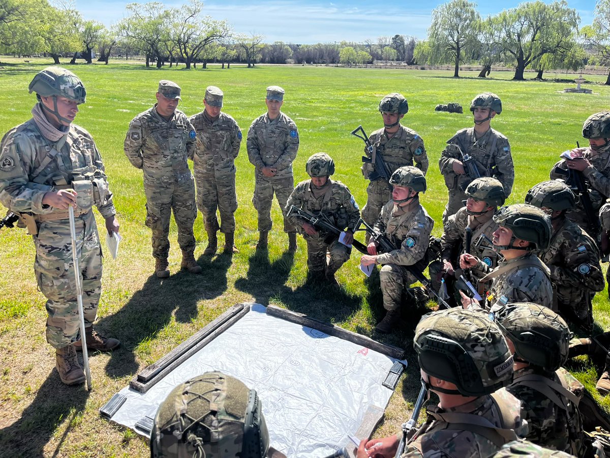 Ejercito_Chile's tweet photo. 🇨🇱🤝🇦🇷 Integrantes del Regimiento de Infantería N.º 1 “Buin” participaron en el Intercambio Profesional “Cruz del Sur”, junto a unidades del Ejército Argentino, instancia que permitió conocer parte de su trabajo, capacidades y material empleado en el cumplimiento de sus funciones.

Esta actividad permitió compartir experiencias y conocimientos profesionales, fortaleciendo los vínculos de camaradería, cooperación y confianza mutua entre ambos ejércitos.