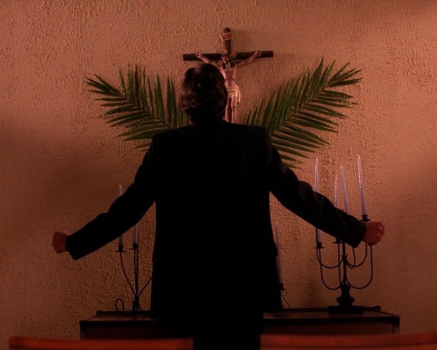 FIREWLKWITH's tweet photo. god the visuals in twin peaks fucking rock https://t.co/duLZEIlHxL