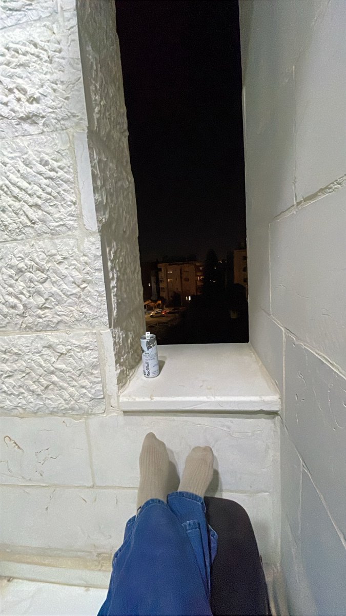 i8ij00's tweet photo. جالسه اشرب ريدبول وابكي عادي جدًا https://t.co/iCv9OjTVLo