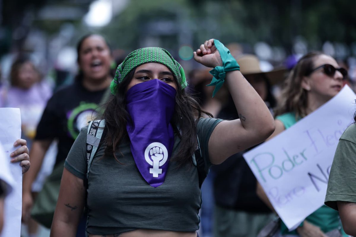 El_Universal_Mx's tweet photo. 🟢🟣Mujeres marcharon esta tarde desde el Monumento a la Revolución hacia el Zócalo capitalino, en el marco del Día de Acción Global por el Acceso al Aborto Legal y Seguro para exigir la garantía de los derechos sexuales y reproductivos, así como el acceso a la interrupción legal del embarazo

#Fotos : Fernanda Rojas - EL UNIVERSAL