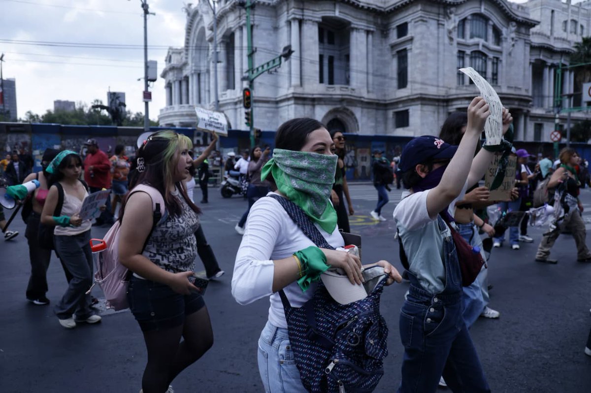 El_Universal_Mx's tweet photo. 🟢🟣Mujeres marcharon esta tarde desde el Monumento a la Revolución hacia el Zócalo capitalino, en el marco del Día de Acción Global por el Acceso al Aborto Legal y Seguro para exigir la garantía de los derechos sexuales y reproductivos, así como el acceso a la interrupción legal del embarazo

#Fotos : Fernanda Rojas - EL UNIVERSAL